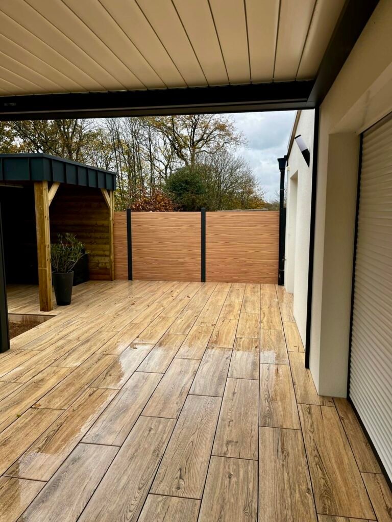 Terrasse grès cérame effet bois - claustra en aluminium - cuisine d'été
