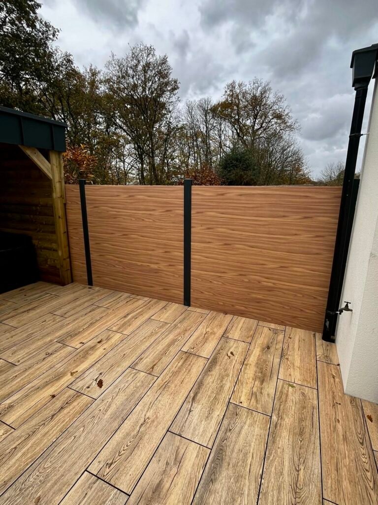 Terrasse grès cérame effet bois - claustra en aluminium