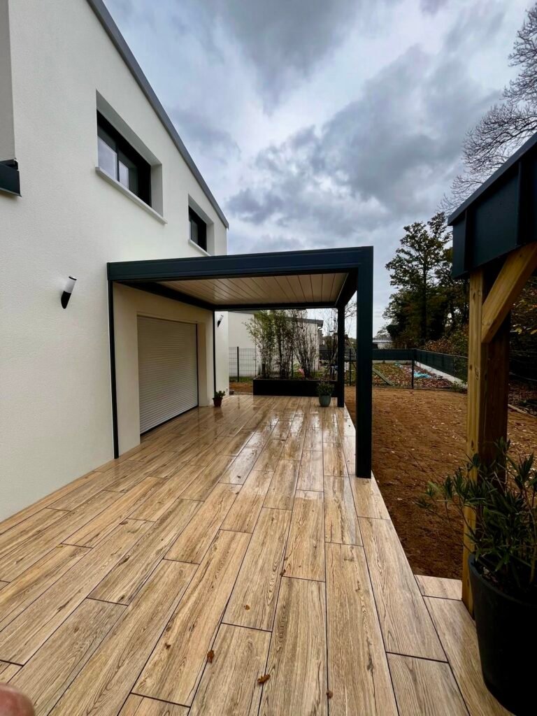 Terrasse grès cérame effet bois - pergola bioclimatique