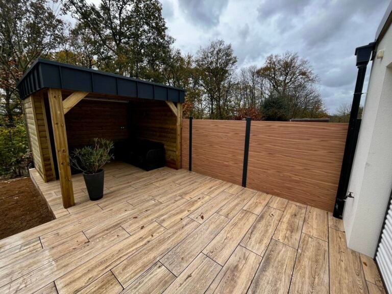 Terrasse grès cérame effet bois - claustra en aluminium - cuisine d'été