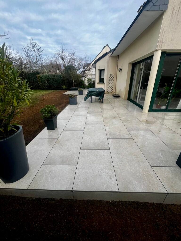 Terrasse sur plots en dallage grès cérame - jardinières