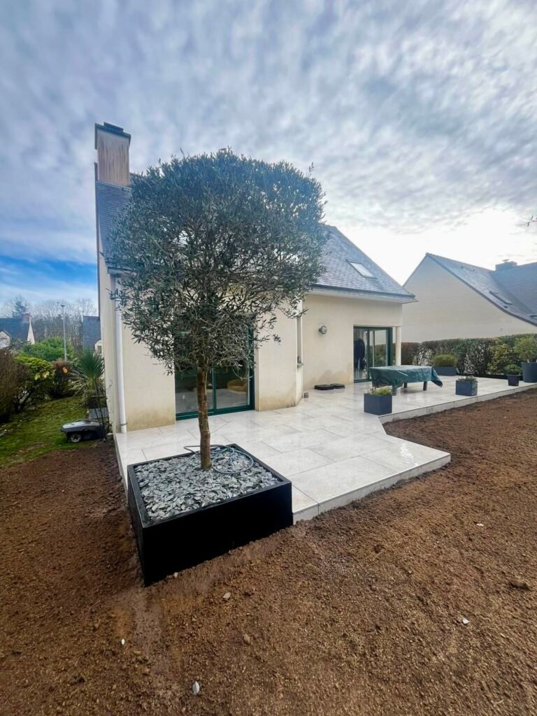 Terrasse sur plots en dallage grès cérame - jardinières