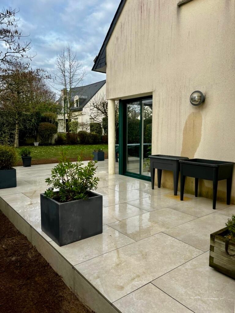 Terrasse sur plots en dallage grès cérame - jardinières