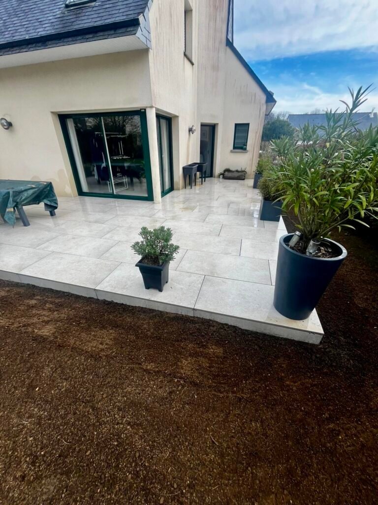 Terrasse sur plots en dallage grès cérame - jardinières