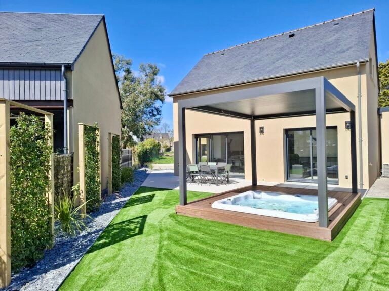 Spa - Terrasse en bois cumaru - gazon synthétique