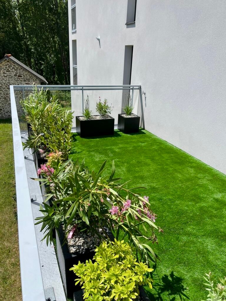 Aménagement de balcon - jardinières - gazon synthétique