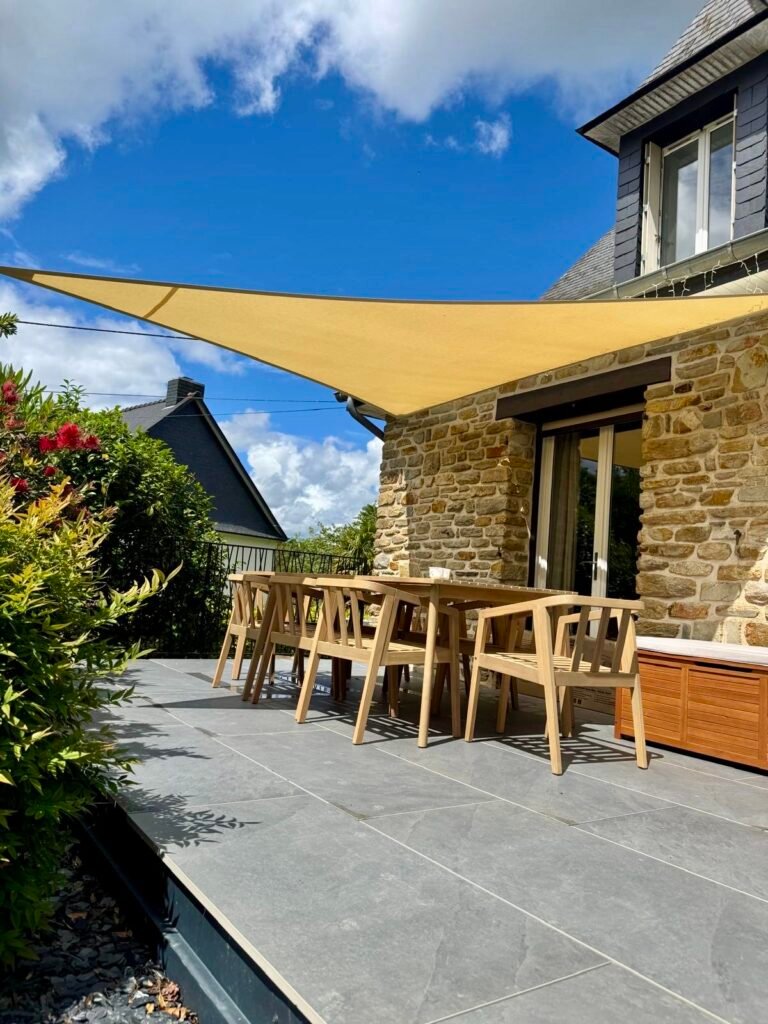 Terrasse avec voile d'ombrage