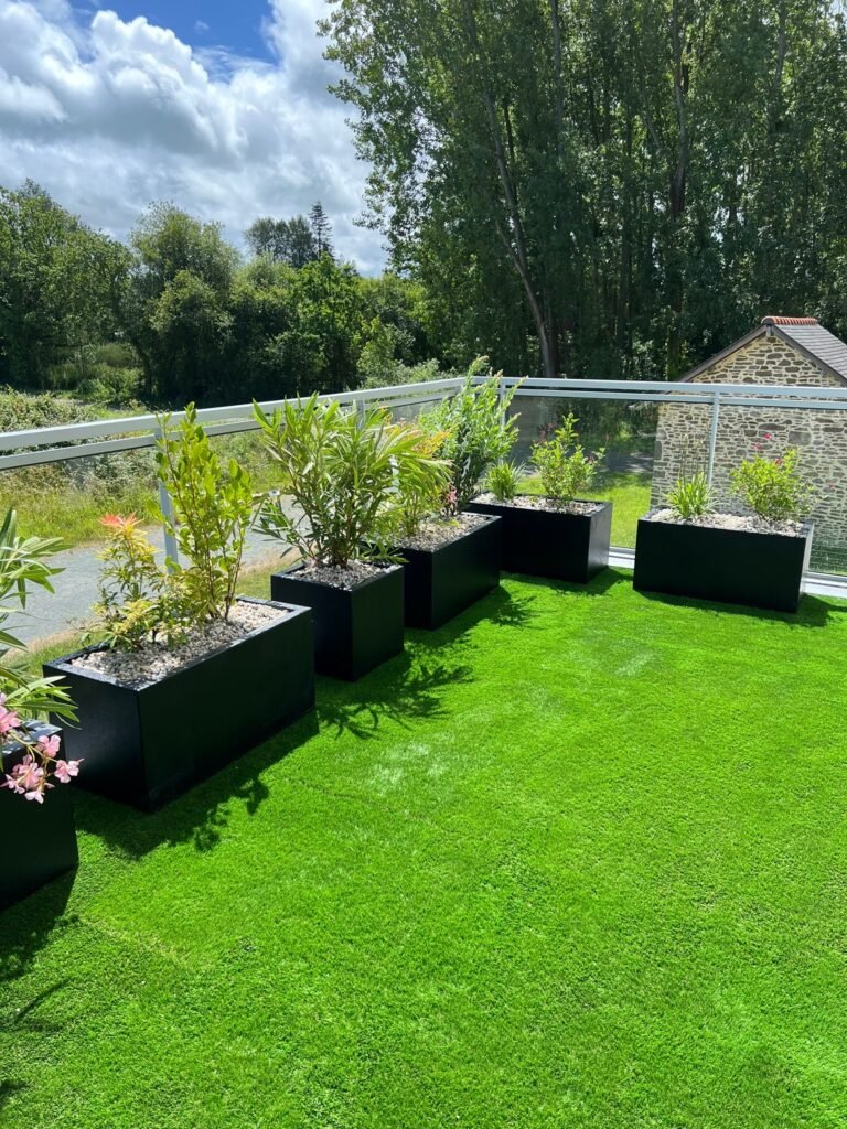 Aménagement de balcon - jardinières - gazon synthétique