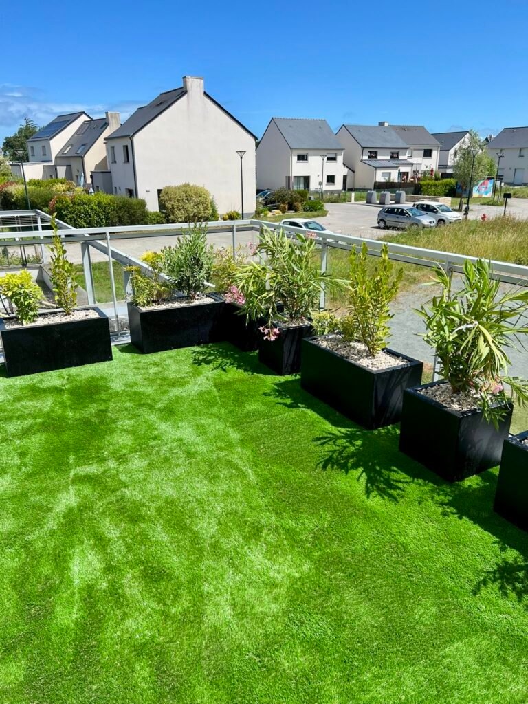 Aménagement de balcon - jardinières - gazon synthétique